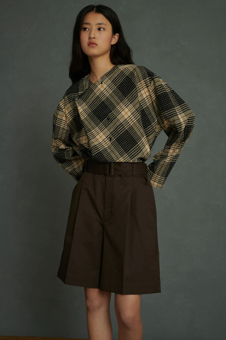 Encolure ronde avec ouverture croisée