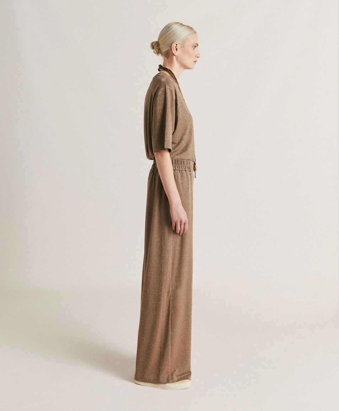 Vue d'ensemble de profil du pantalon