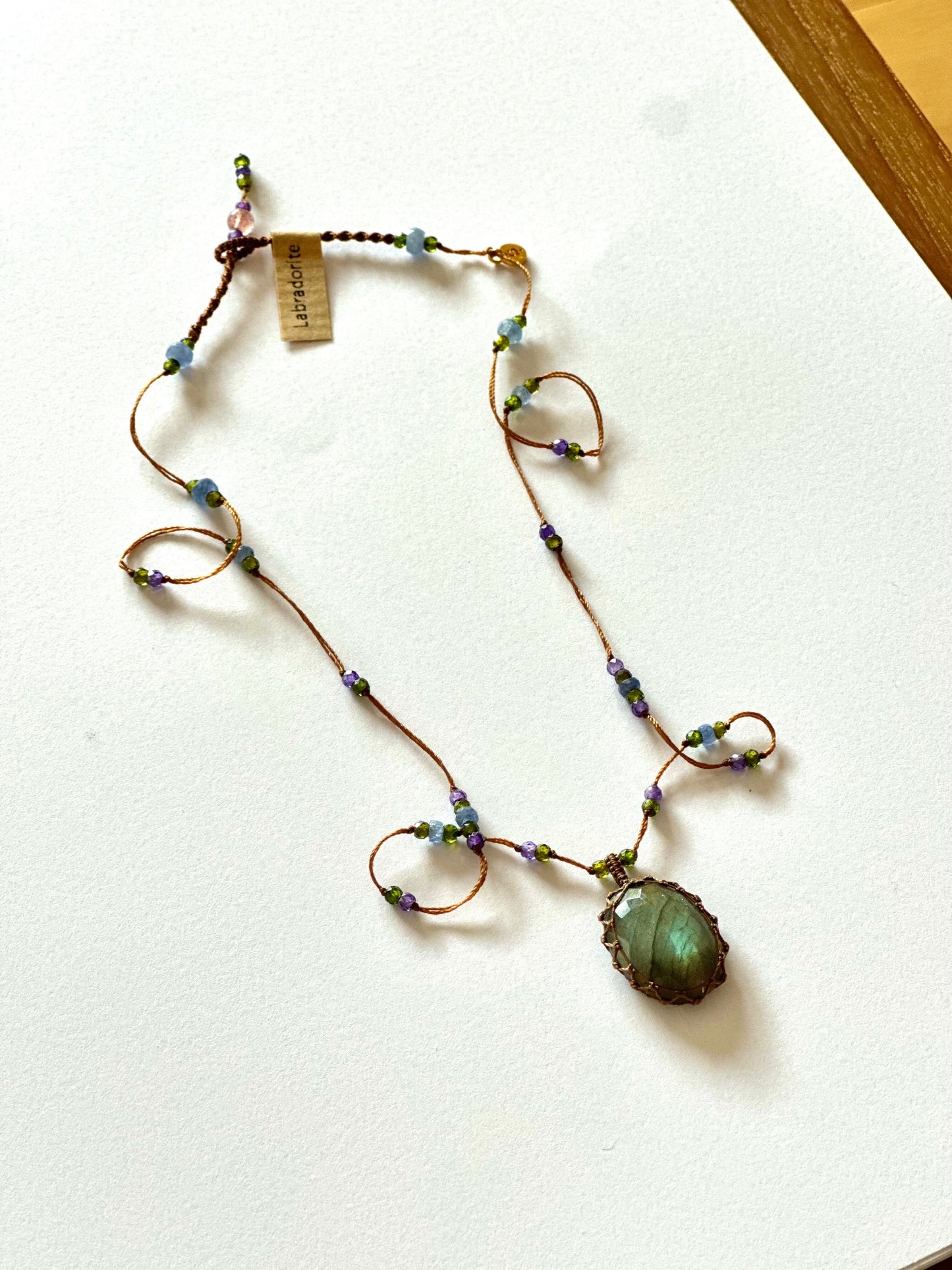 Collier Court Tibétain Labradorite Green Fire Fil Brun - Sharing