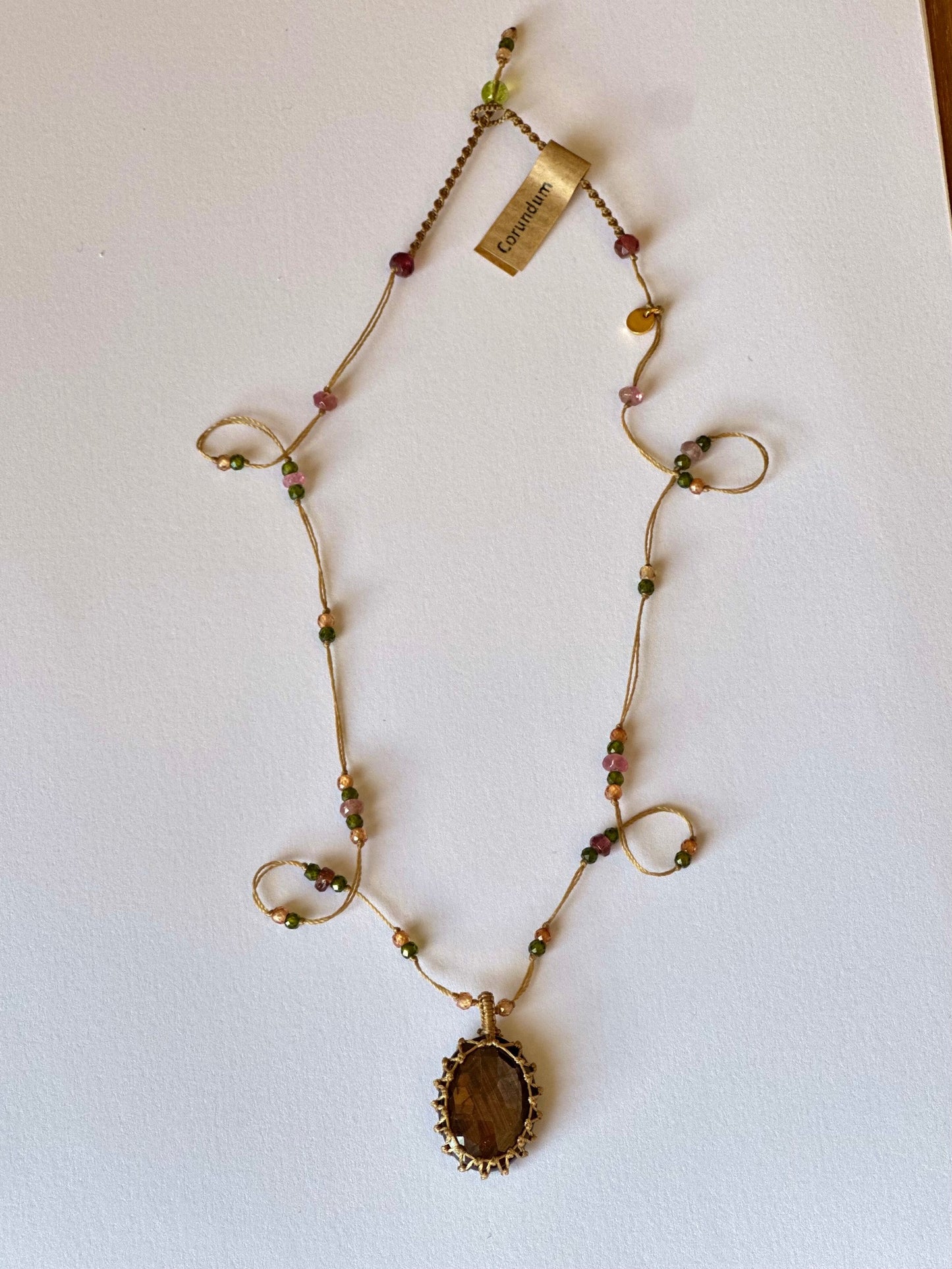 Collier Court Tibétain Corundum Foncé Fil Doré - Sharing