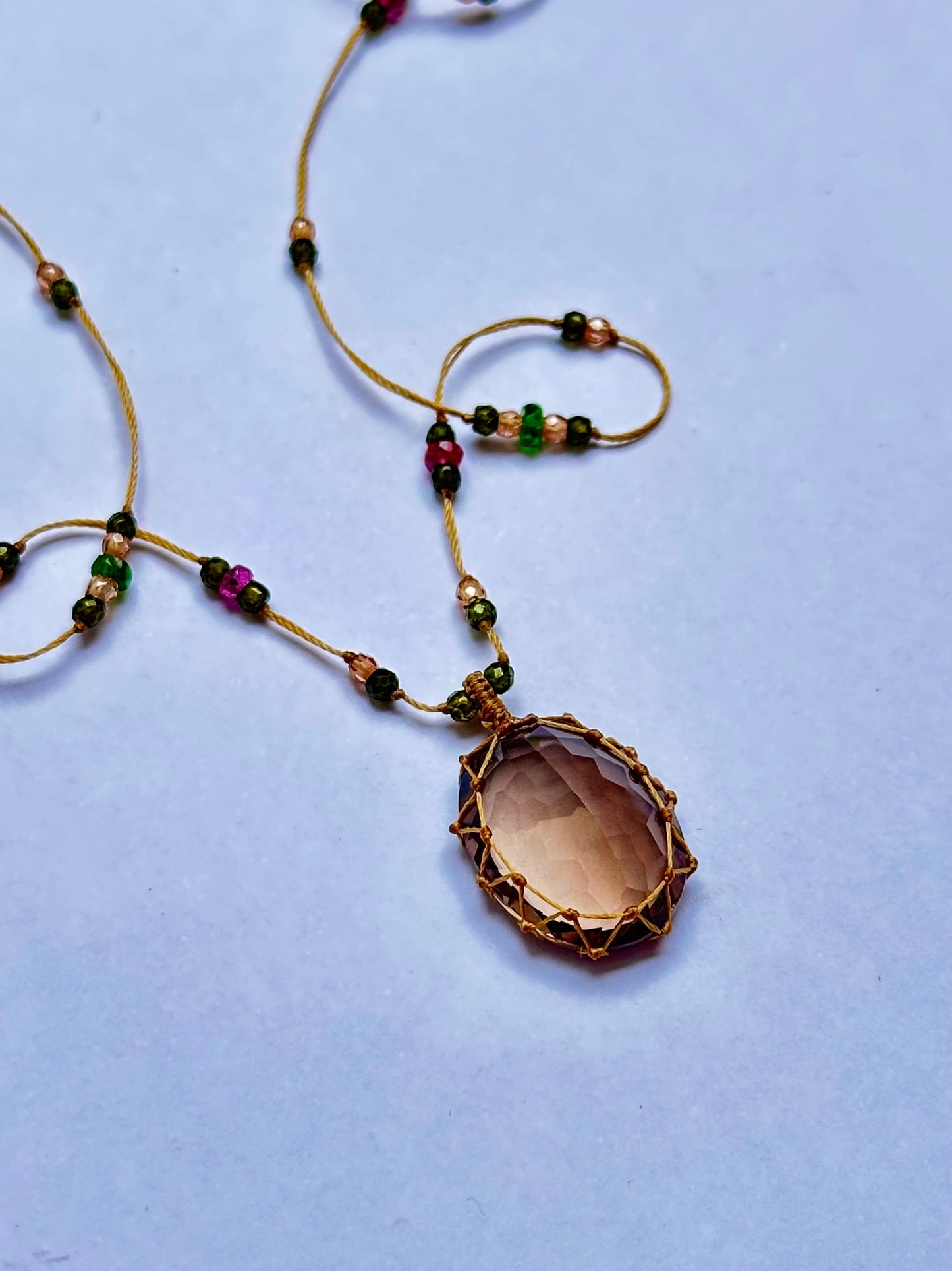 Collier Court Tibétain Quartz Fumé Fil Doré - Sharing