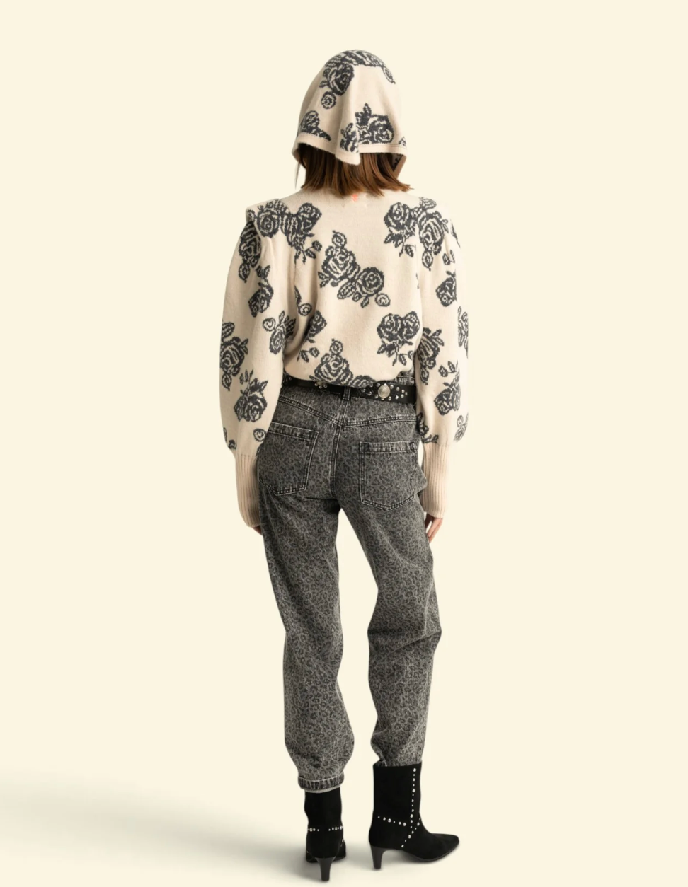 Knitted Bandana Ecru W/ Flowers - Sisters Department