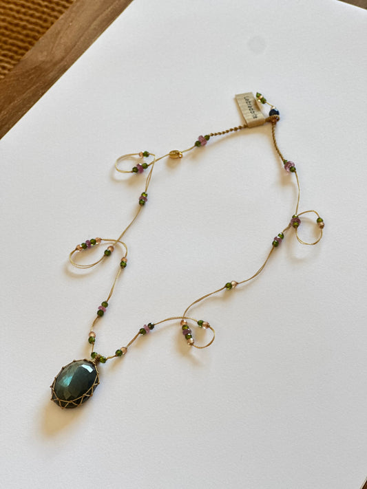 Collier Court Tibétain Labradorite Green Fire Fil Doré - Sharing