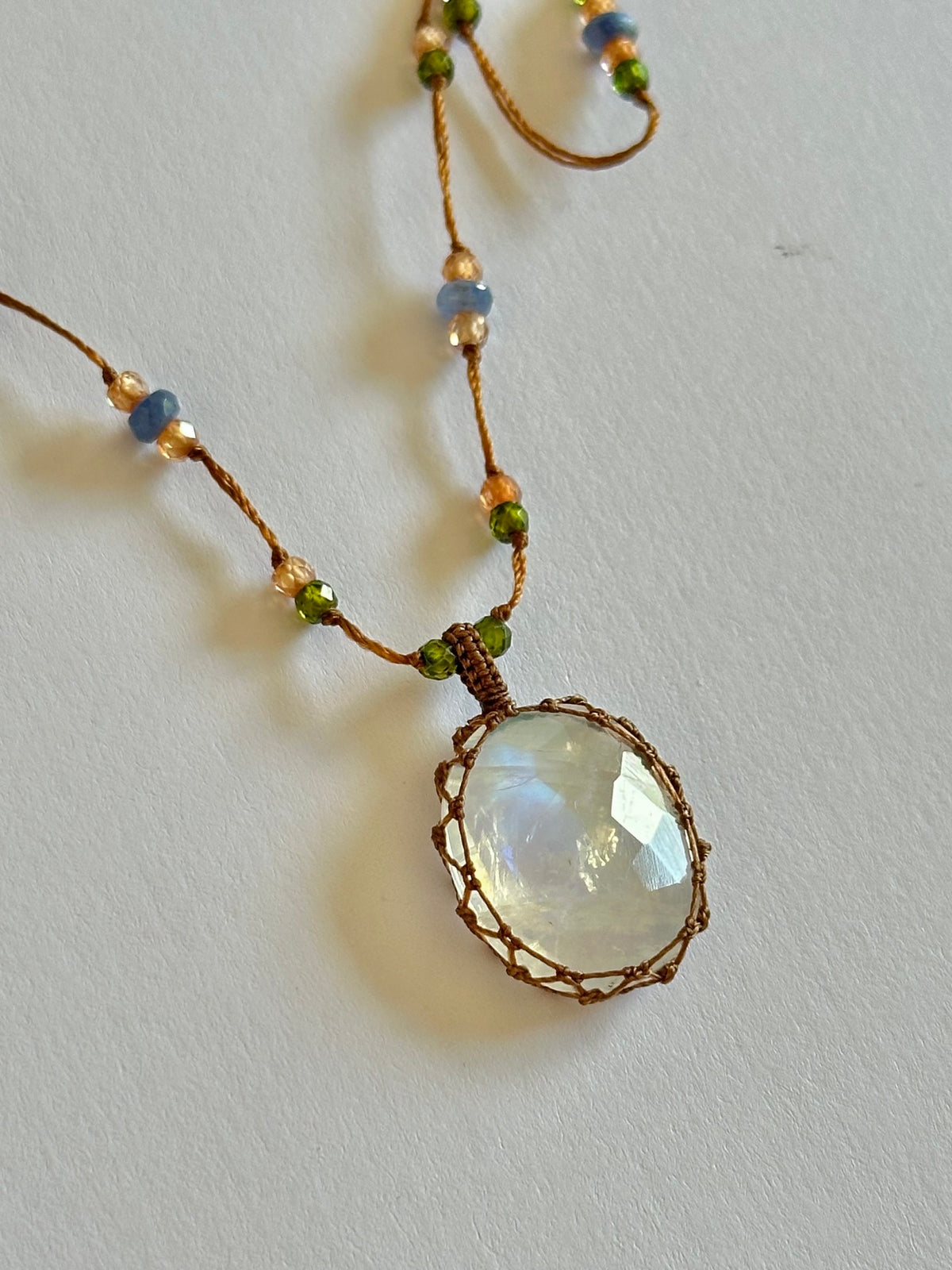 Collier Court Tibétain Moonstone Rainbow (Rare) - Sharing