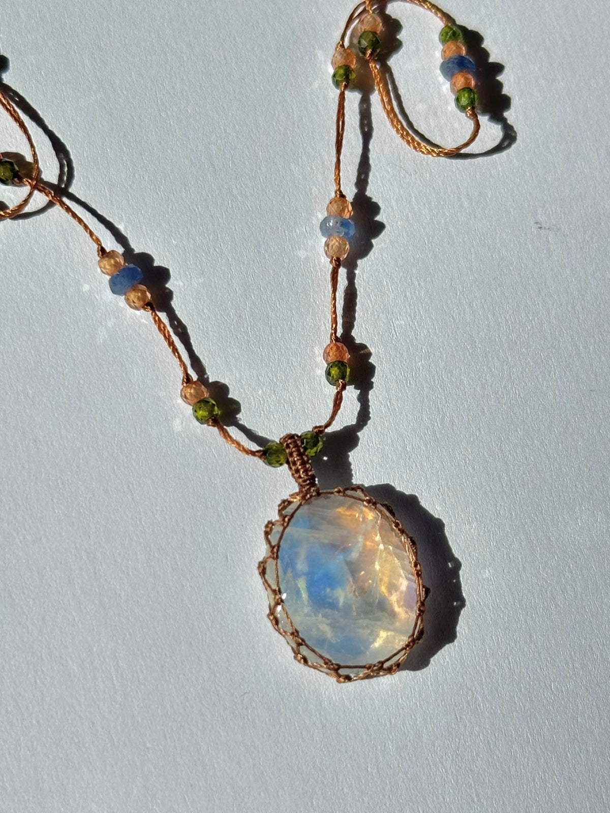 Collier Court Tibétain Moonstone Rainbow (Rare) - Sharing