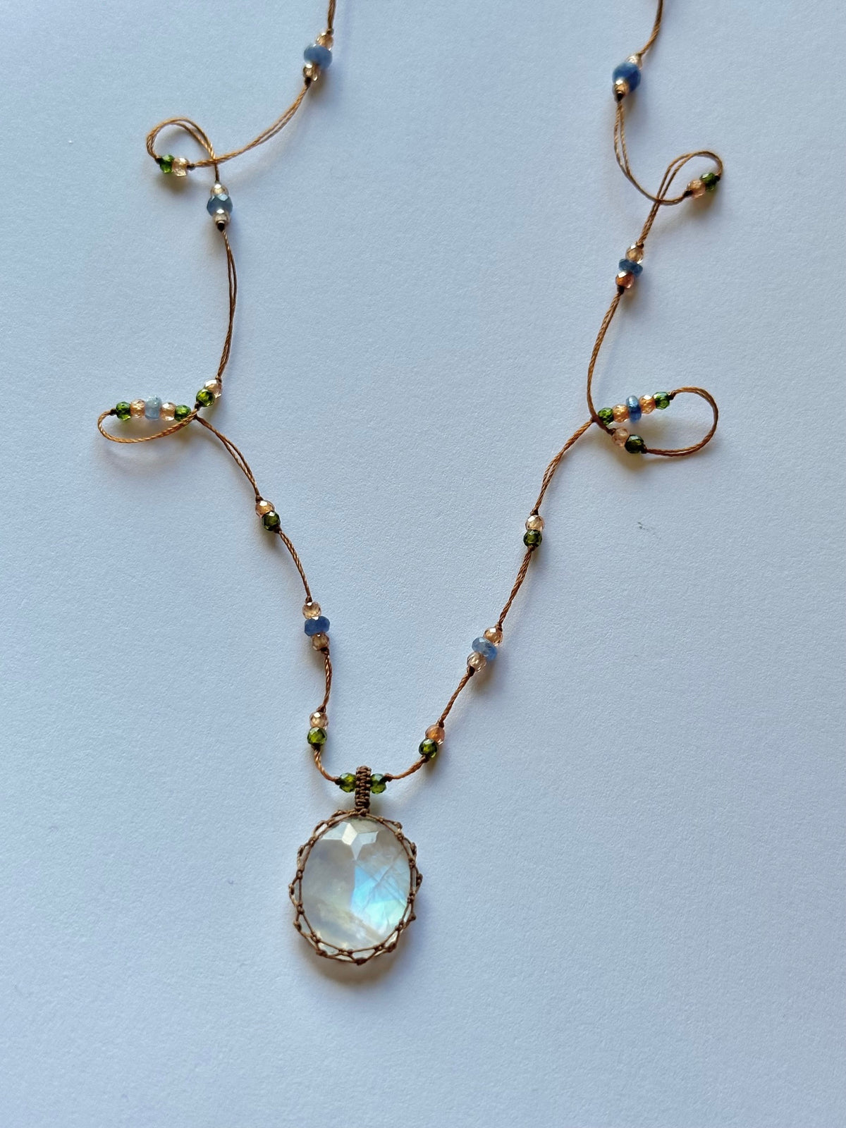 Collier Court Tibétain Moonstone Rainbow (Rare) - Sharing