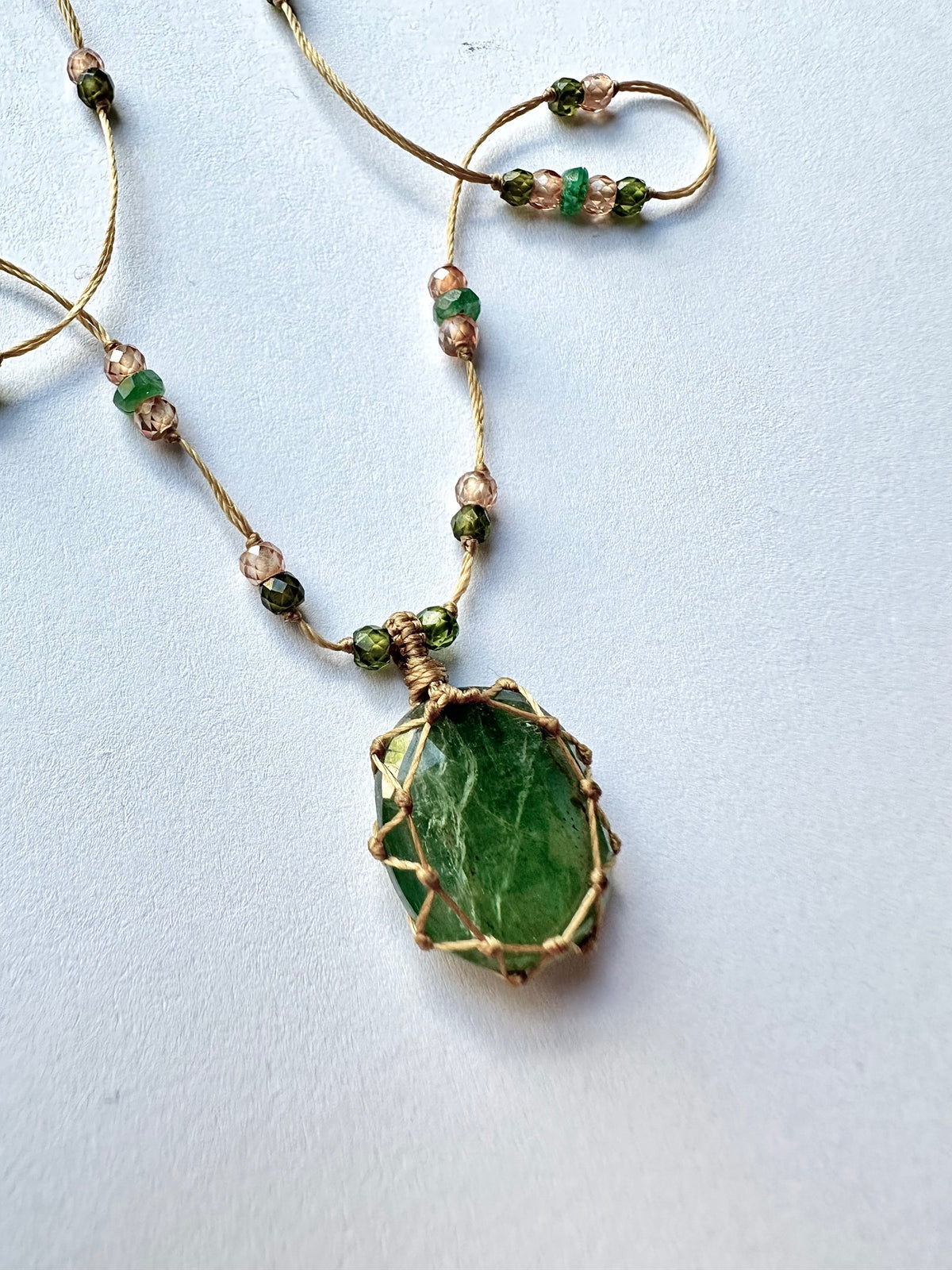 Collier Court Tibétain Kyanite Verte (Rare) - Sharing