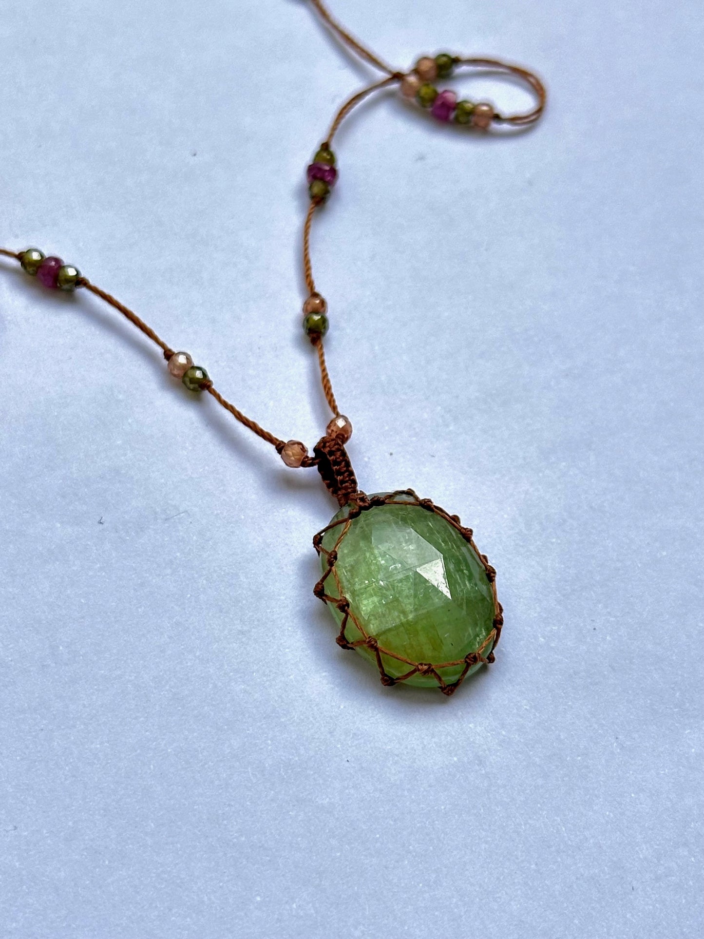 Collier Court Tibétain Kyanite Verte (Rare) - Sharing