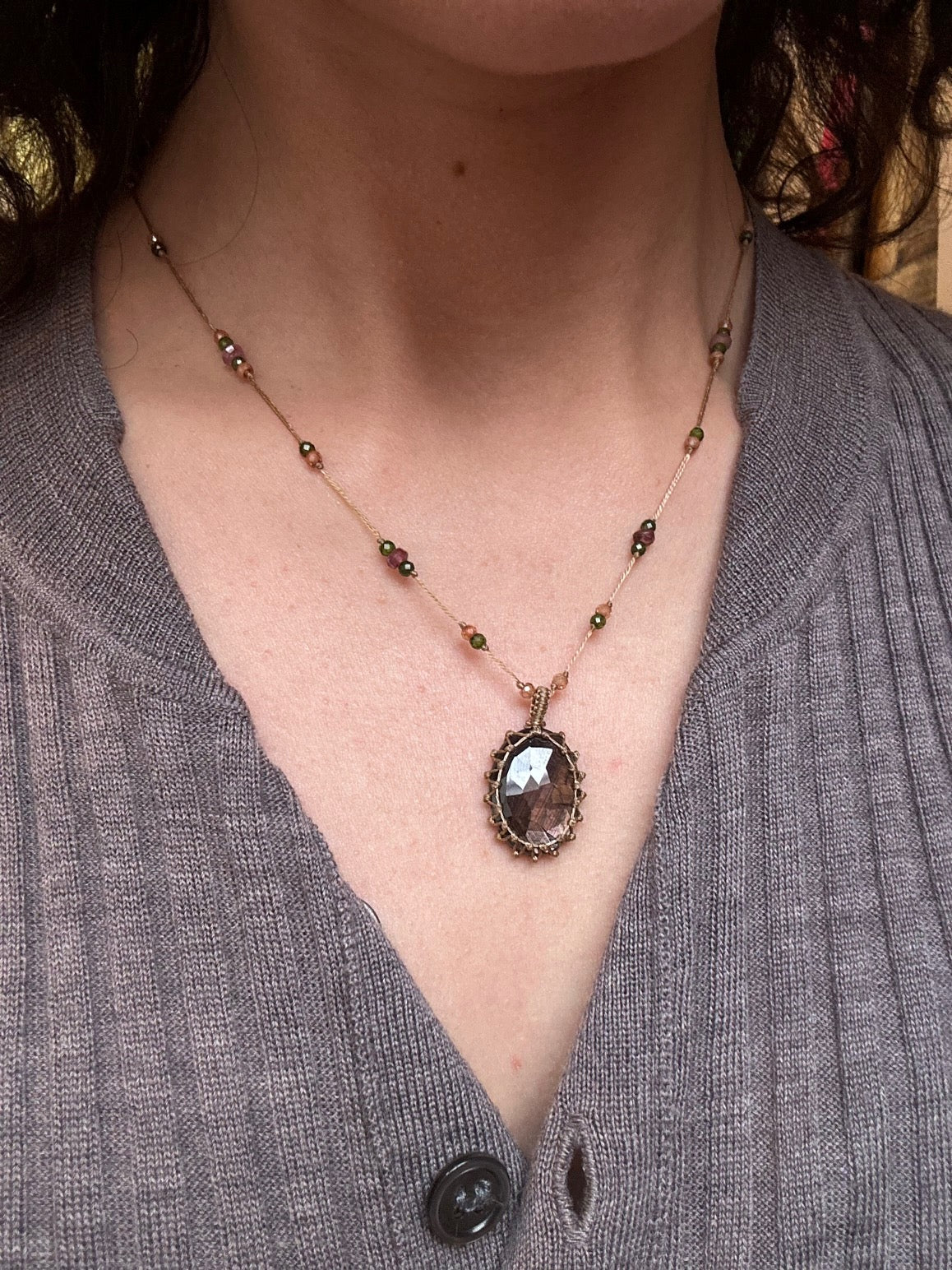 Collier Court Tibétain Corundum Foncé Fil Doré - Sharing