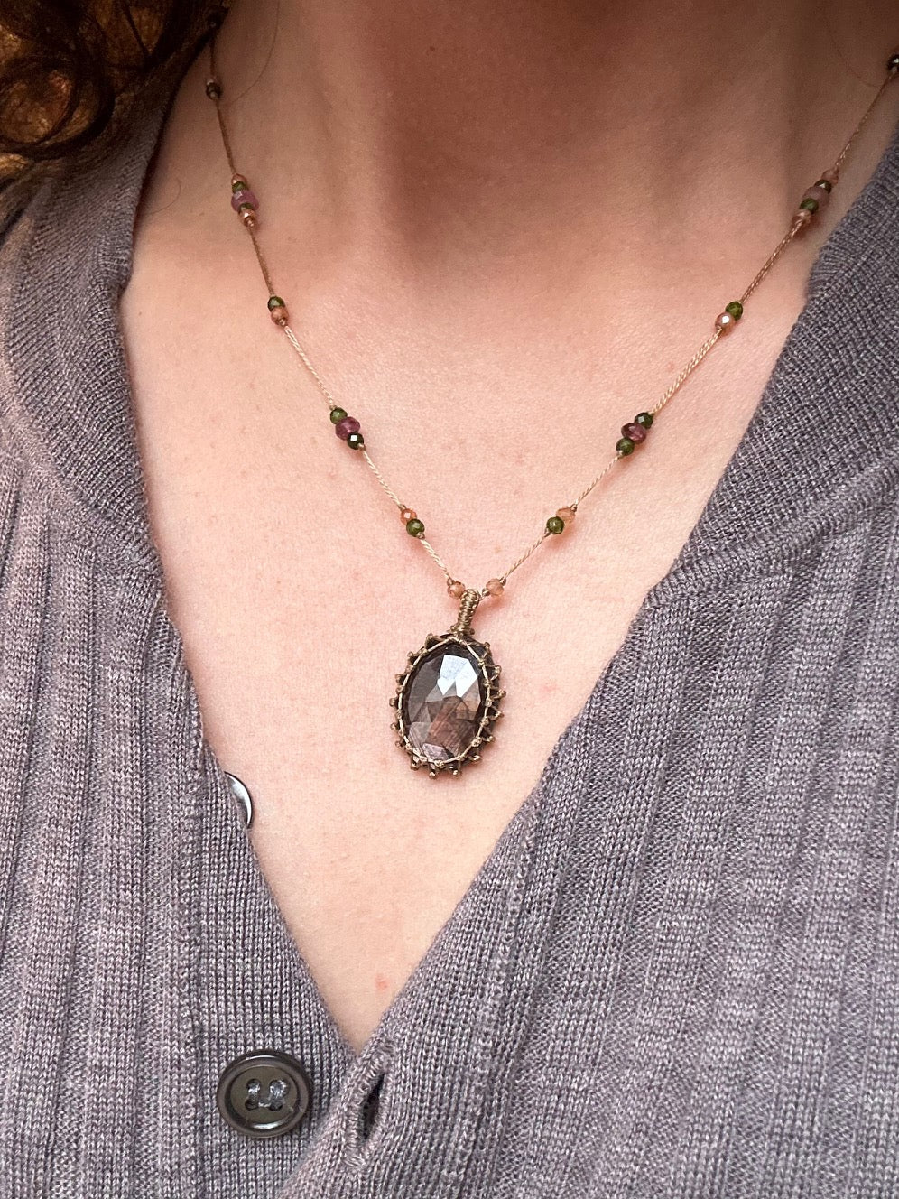 Collier Court Tibétain Corundum Foncé Fil Doré - Sharing