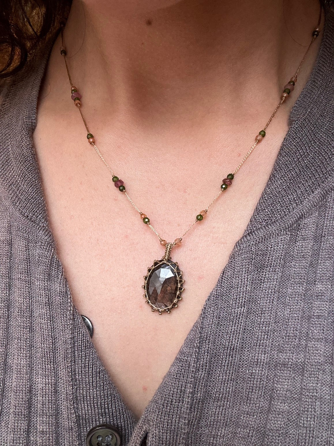 Collier Court Tibétain Corundum Foncé Fil Doré - Sharing