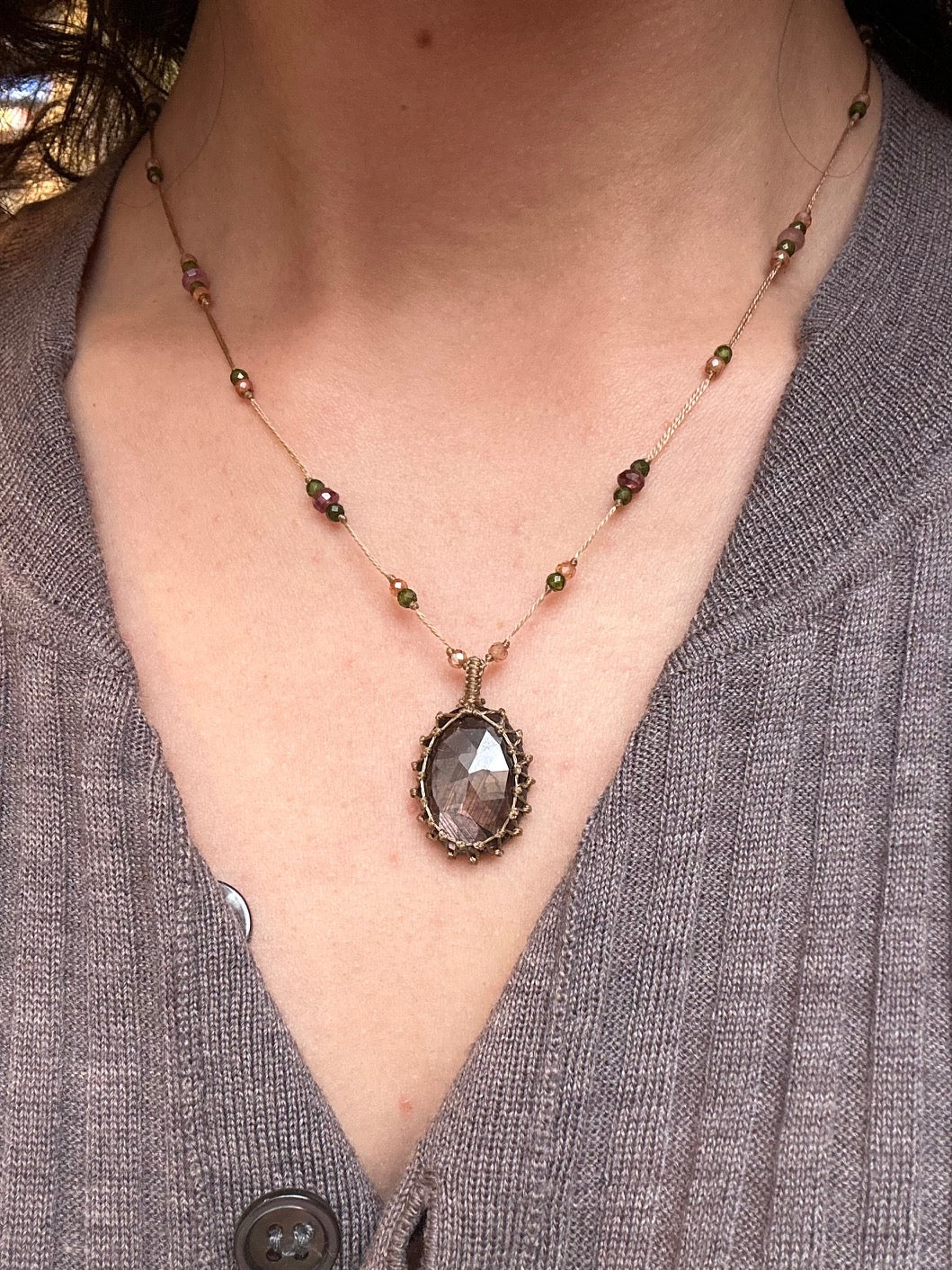 Collier Court Tibétain Corundum Foncé Fil Doré - Sharing