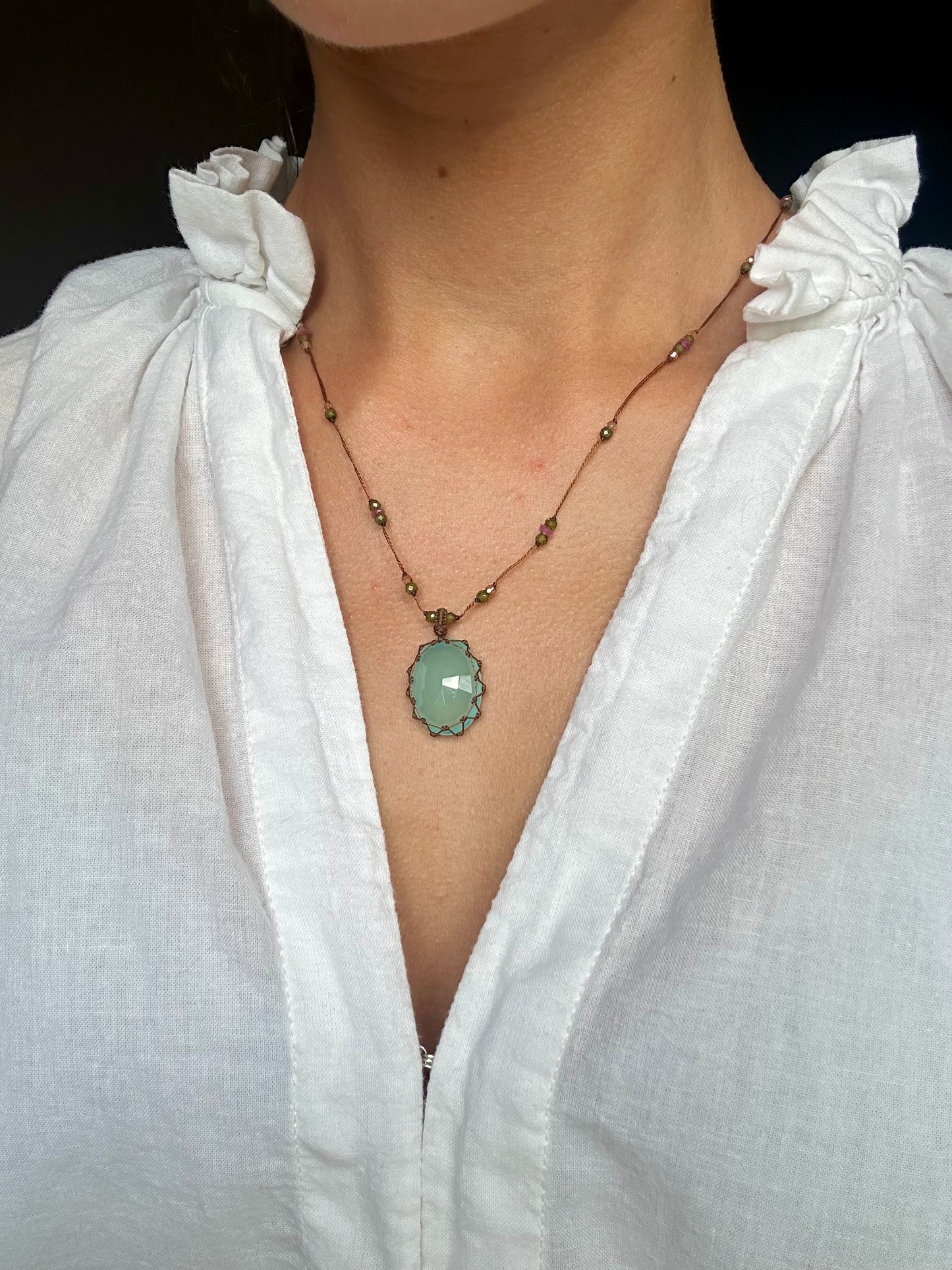Collier Court Tibétain Calcédoine Bleue Fil Brun - Sharing