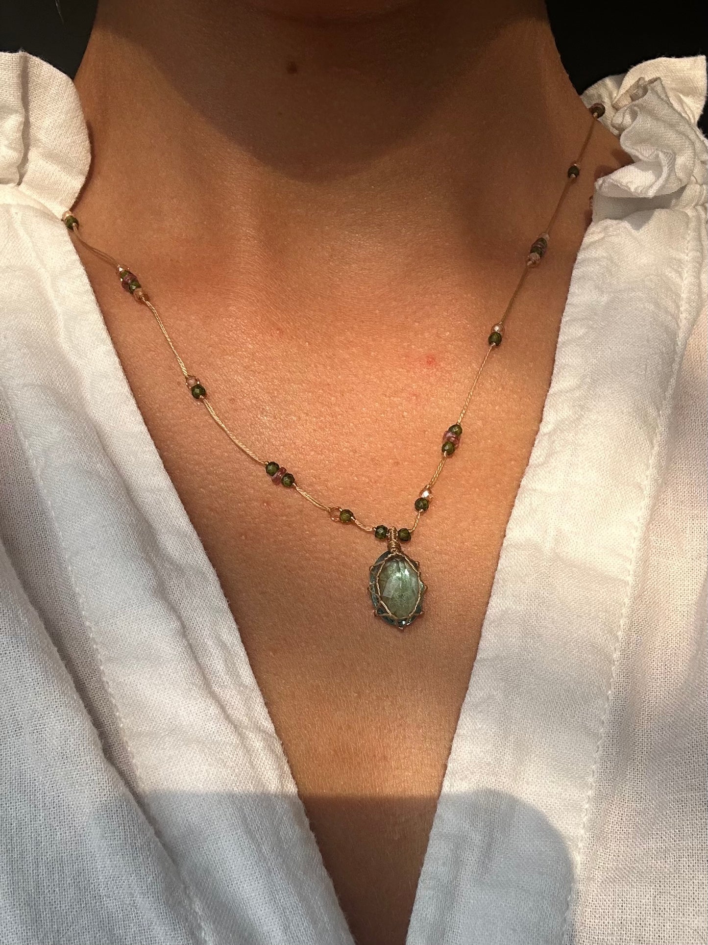 Collier Court Tibétain Ancient Roman Glass Fil Doré (Rare) - Sharing