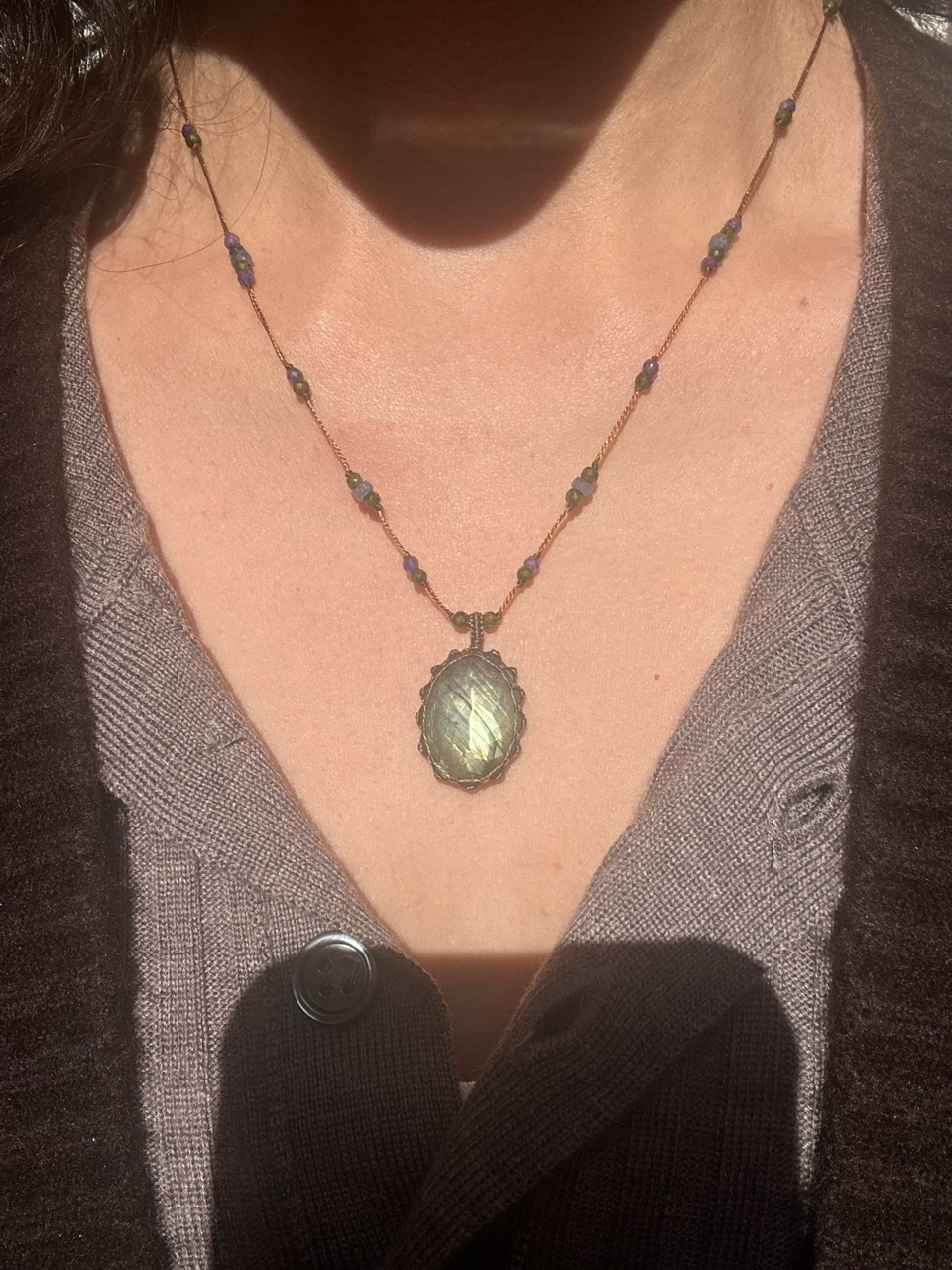 Collier Court Tibétain Labradorite Green Fire Fil Brun - Sharing